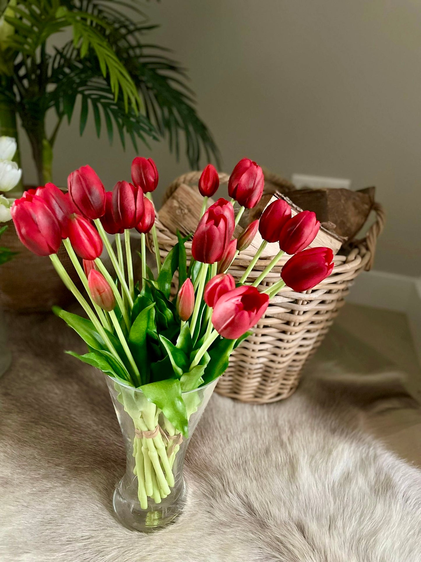 Rode kunst tulpen, kunsttulpen die net echt lijken