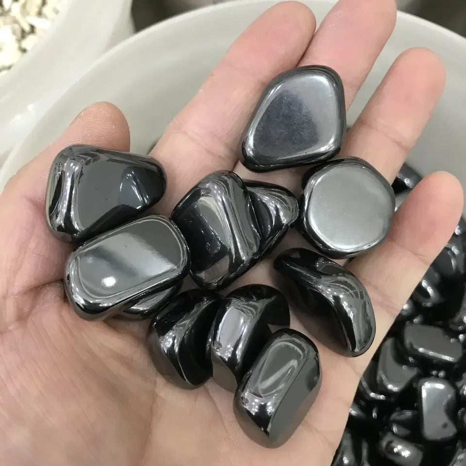 Magnetische hematiet stenen in hand voor rust, concentratie en spirituele balans.