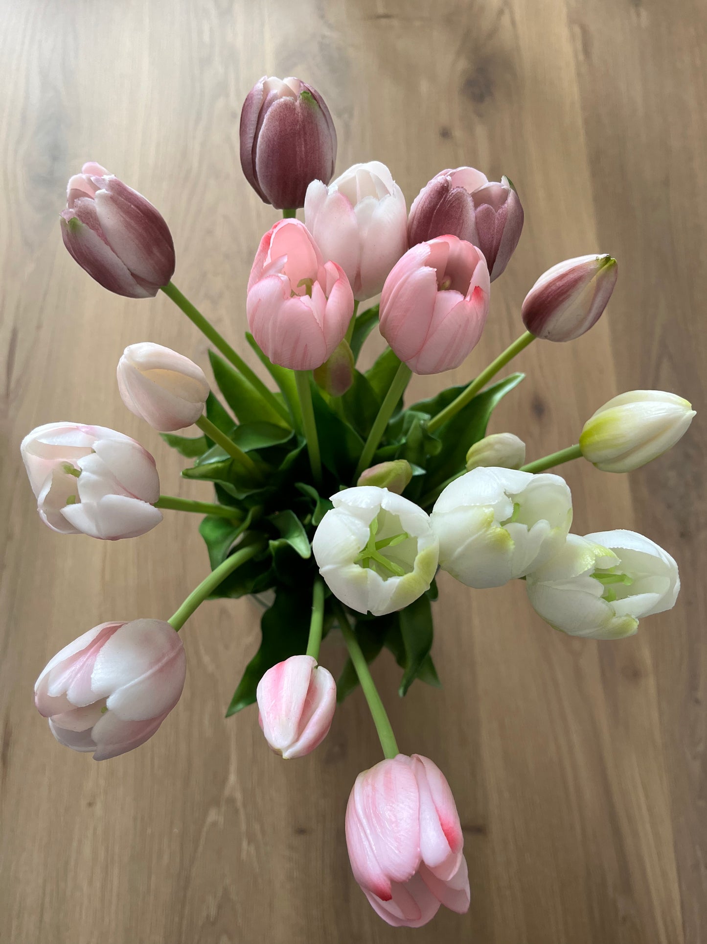 Compact boeket paars wit gemêleerde kunst tulpen – realistische nep tulpen voor sfeervolle decoratie - kleurverloop tulpen