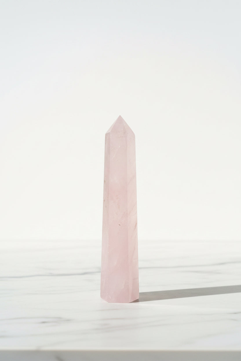 Rozenkwarts punt edelsteen voor hartchakra healing, meditatie en positieve energie.