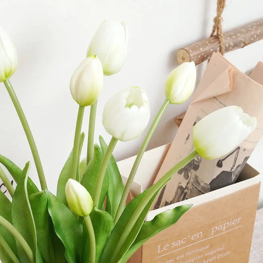 Close-up witte kunsttulpen real touch – levensechte nep tulpen met natuurlijke uitstraling