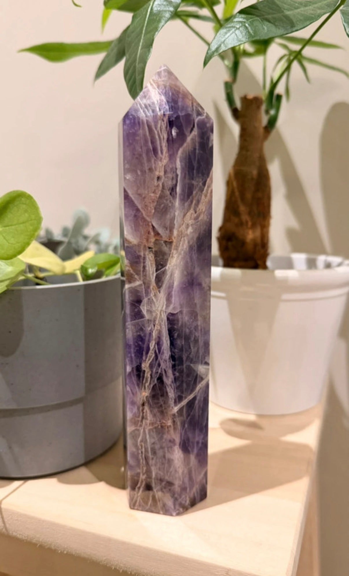 Amethist obelisk met paarse chevron-tekening voor mindfulness, balans en spirituele decoratie.