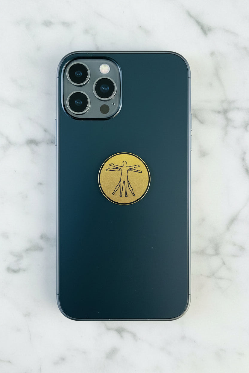Anti straling sticker op smartphone voor bescherming tegen mobiele straling en elektromagnetische signalen