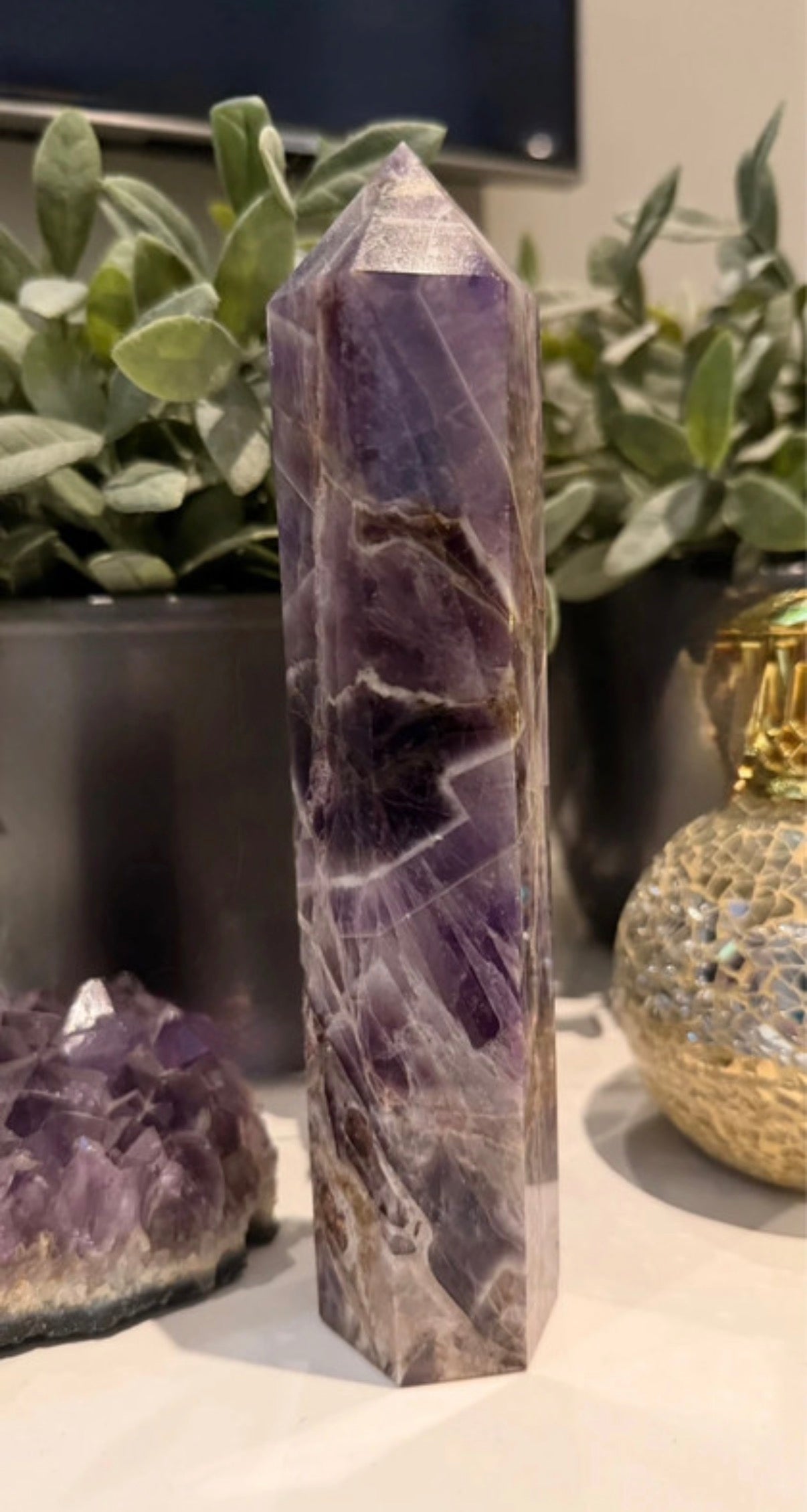 Chevron amethist kristalpunt voor rust, intuïtie, chakra healing en positieve energie.