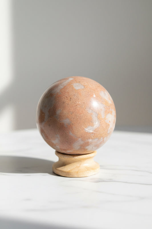 Gebroken jaspis bol van 320 gram en 6 cm als rustgevende edelsteen decoratie voor interieur en meditatie.