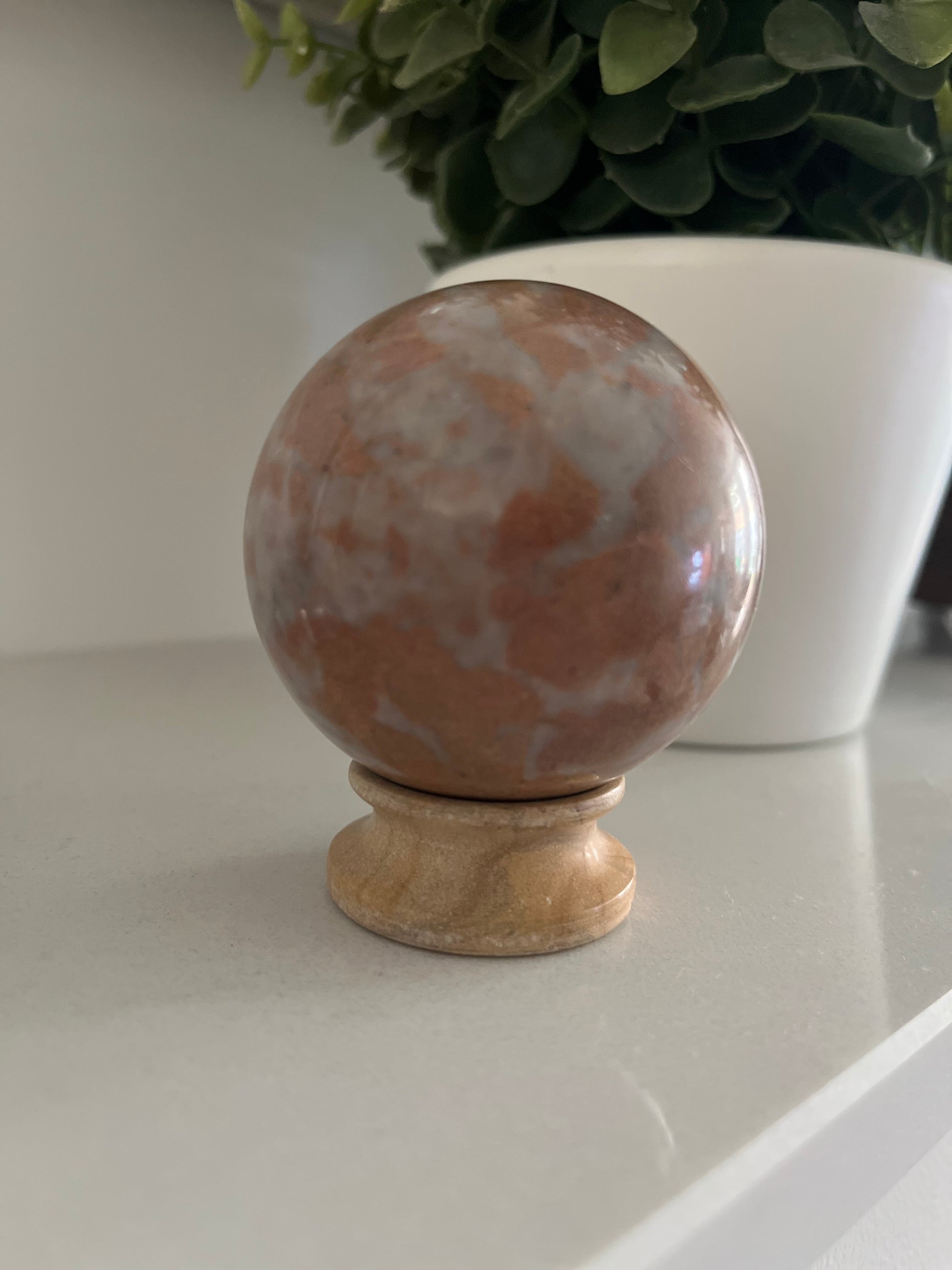 Luxe gebroken jaspis bol als spirituele woondecoratie met warme natuurlijke uitstraling.