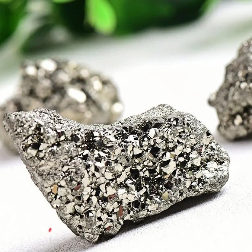 Close-up van een ruwe pyriet edelsteen met metallic goudkleurige kristallen voor kracht en succes.