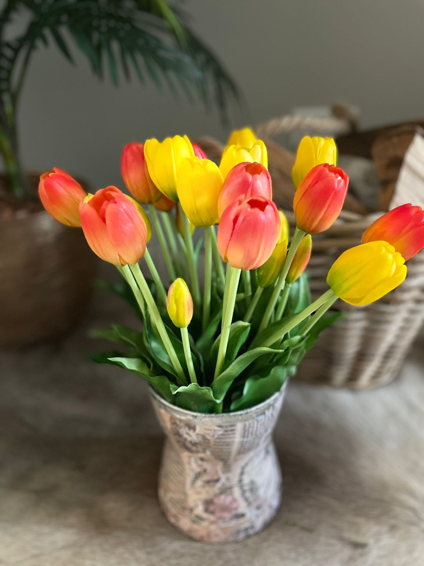 Gele kunst tulpen boeket in vaas – nep tulpen die echt lijken interieur