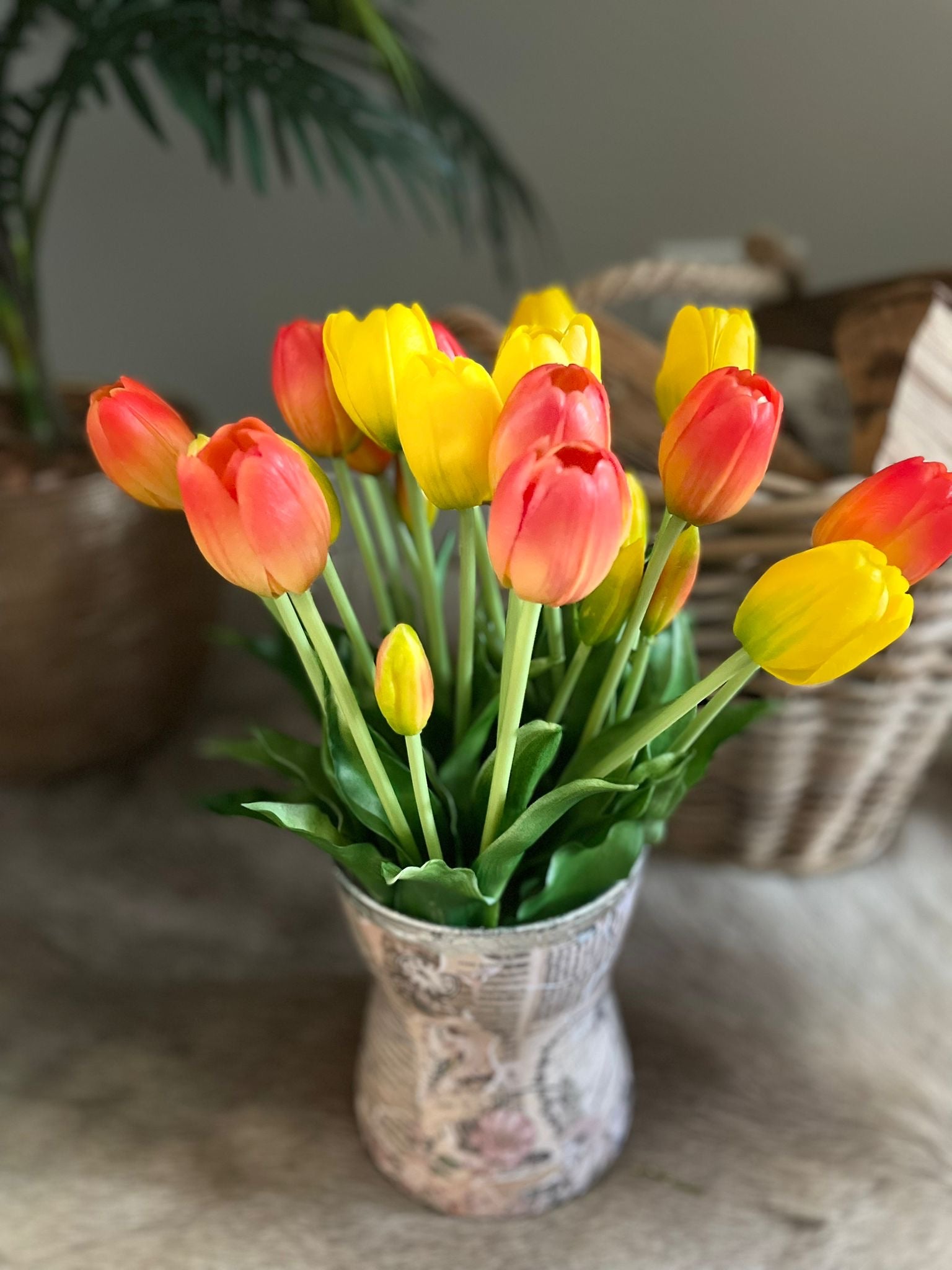 Gele kunst tulpen boeket in vaas – nep tulpen die echt lijken interieur