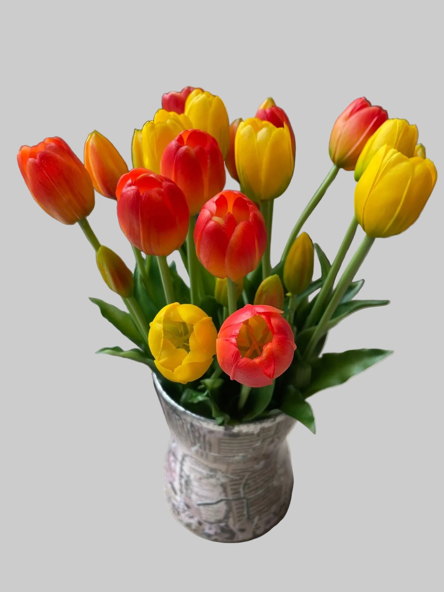 Oranje kunst tulpen bij raam in vaas – real touch nep tulpen natuurlijk licht