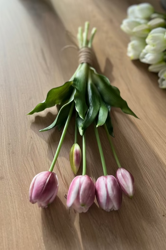 Detail van paars wit gemêleerde kunst tulpen stelen – realistische nep tulpen van hoge kwaliteit