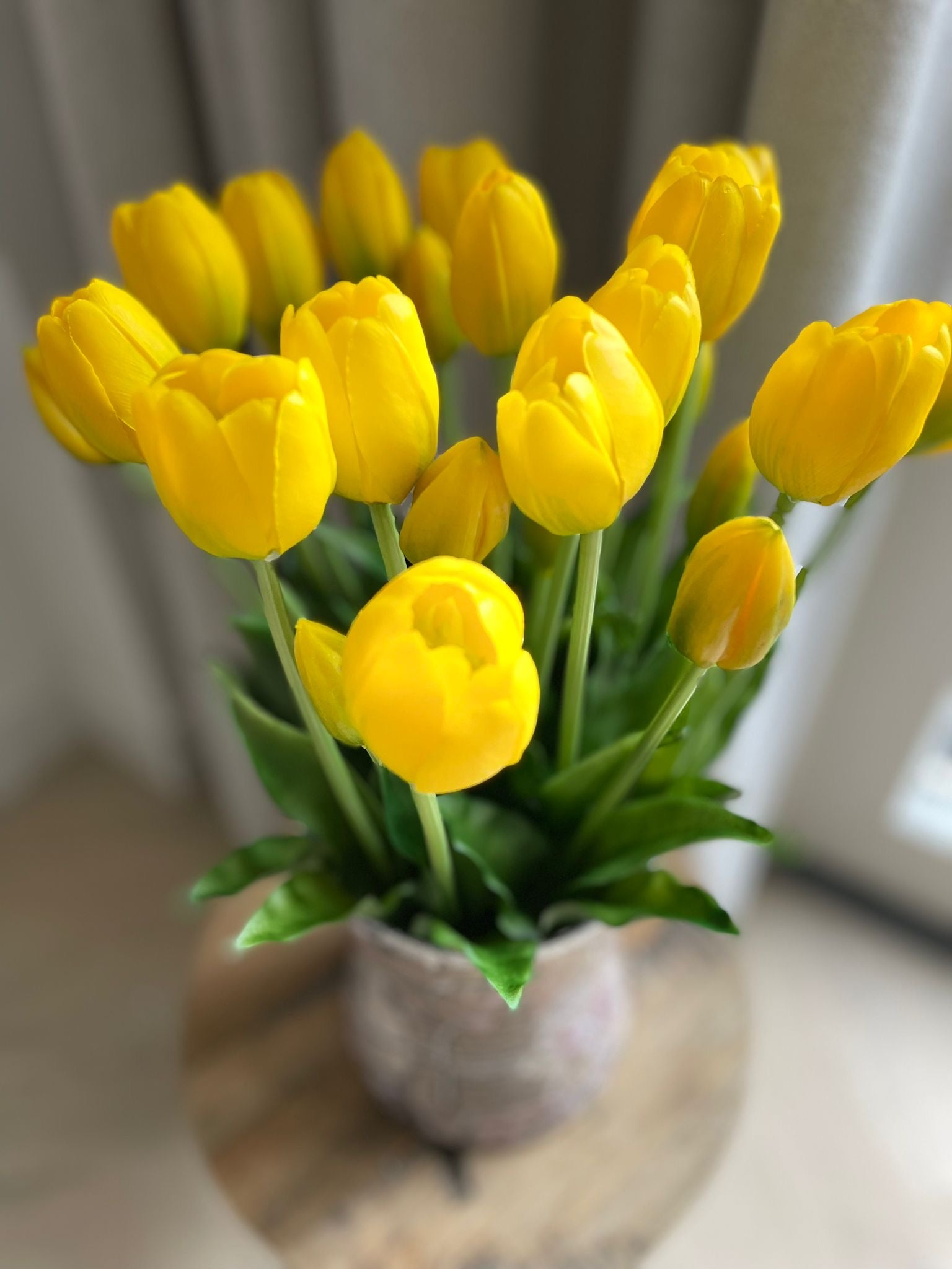Bovenaanzicht gele kunst tulpen boeket – nep tulpen die echt lijken