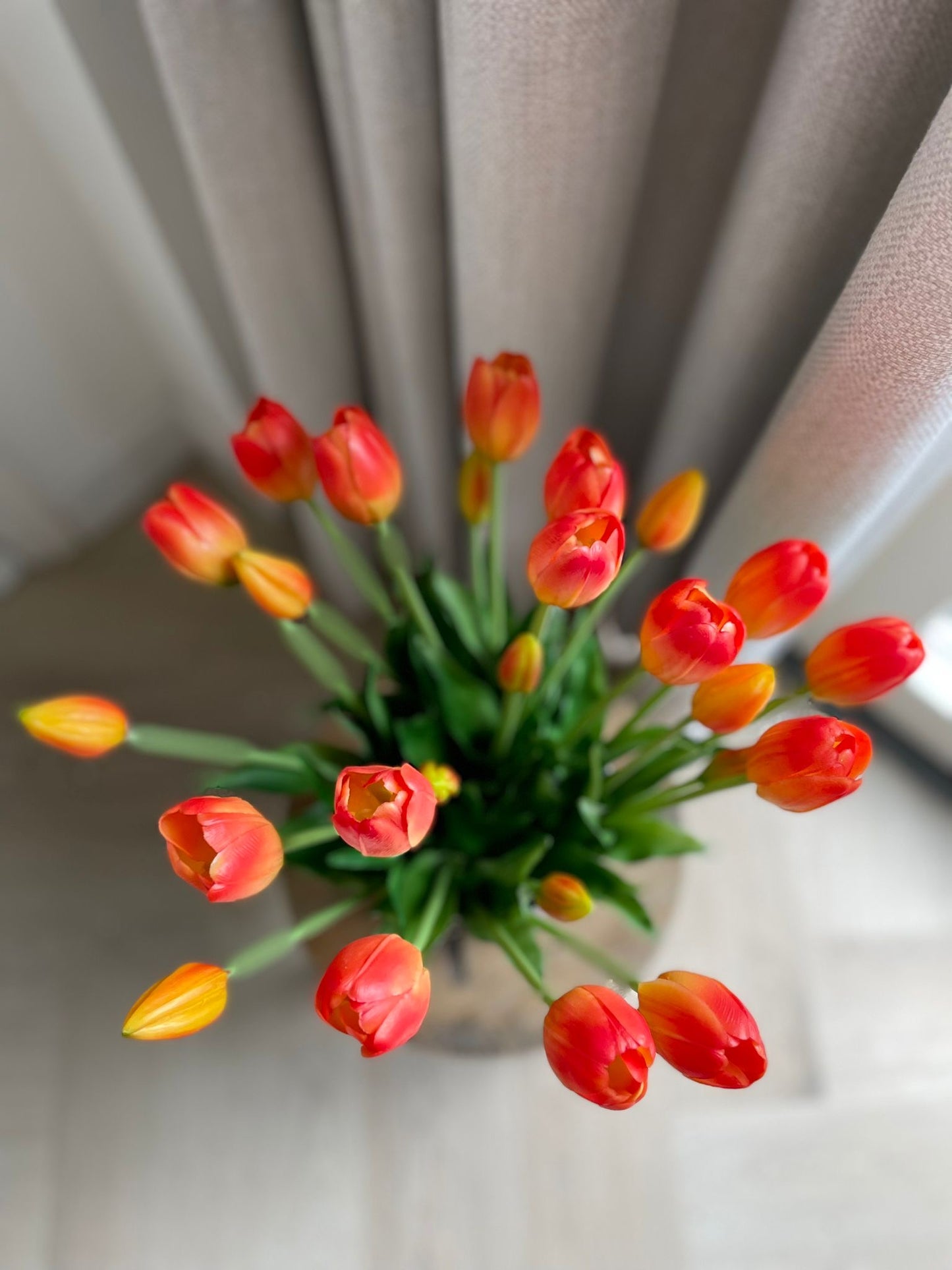 Bovenaanzicht oranje kunst tulpen boeket – nep tulpen die echt lijken