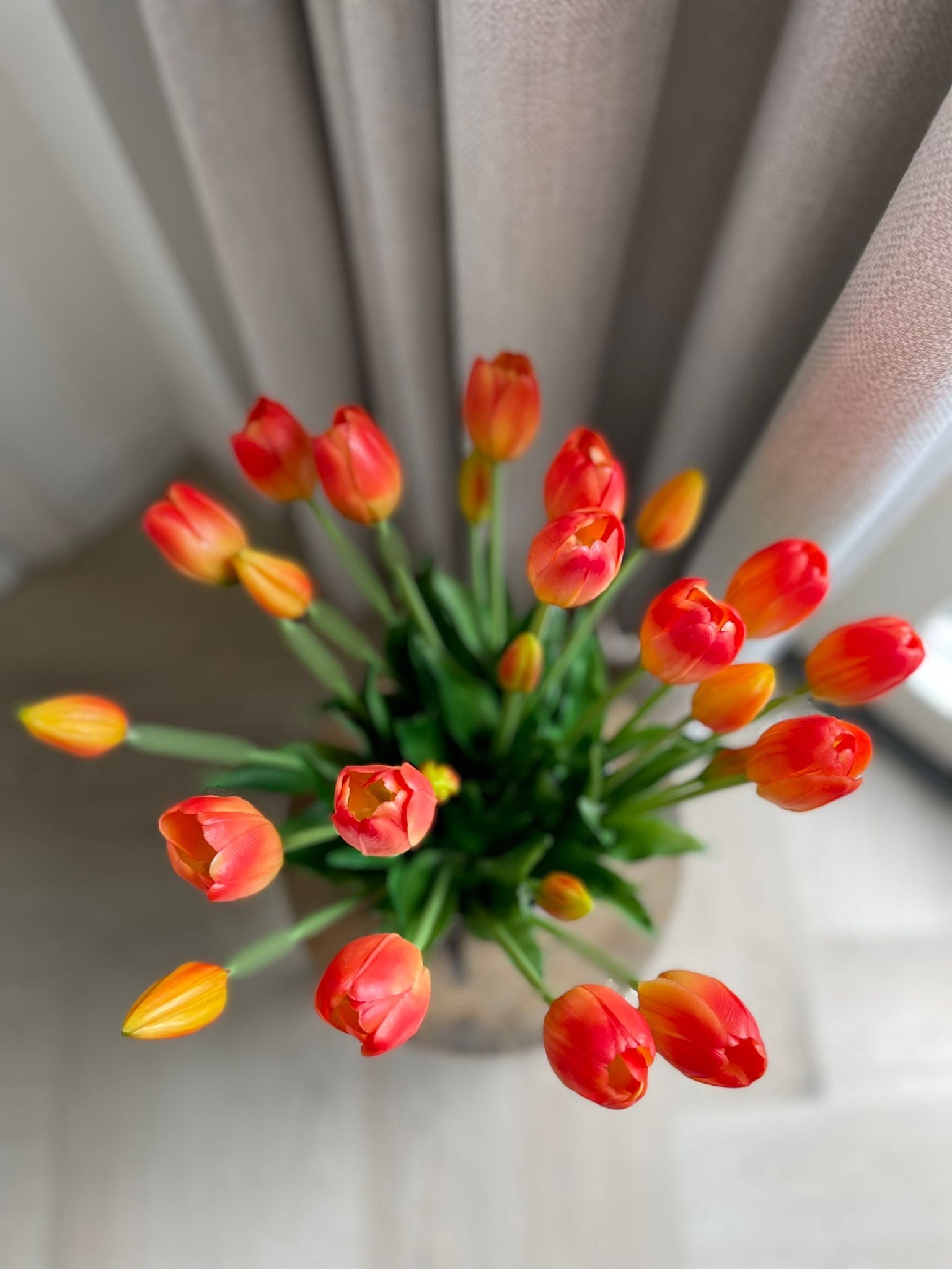 Bovenaanzicht oranje kunst tulpen boeket – nep tulpen die echt lijken
