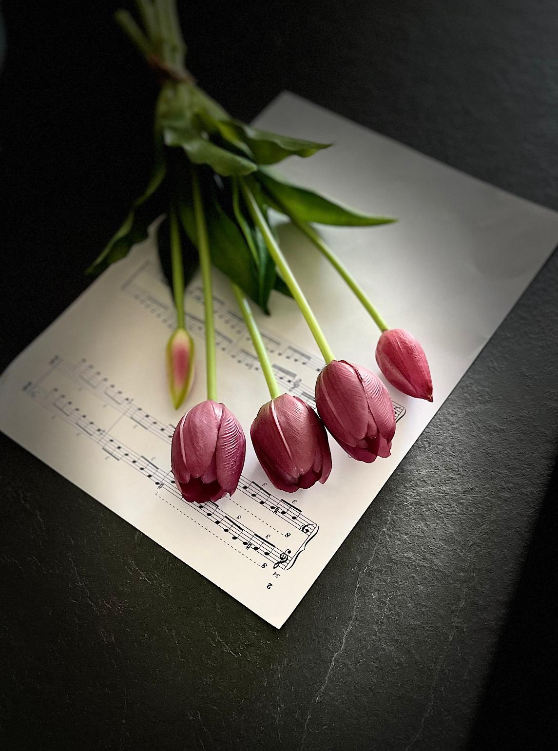 Liggende paarse kunst tulpen – realistische nep tulpen close-up