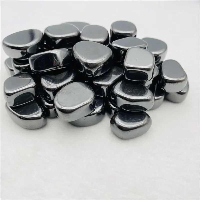 Gladde magnetische hematiet edelstenen met metallic glans voor meditatie en welzijn.