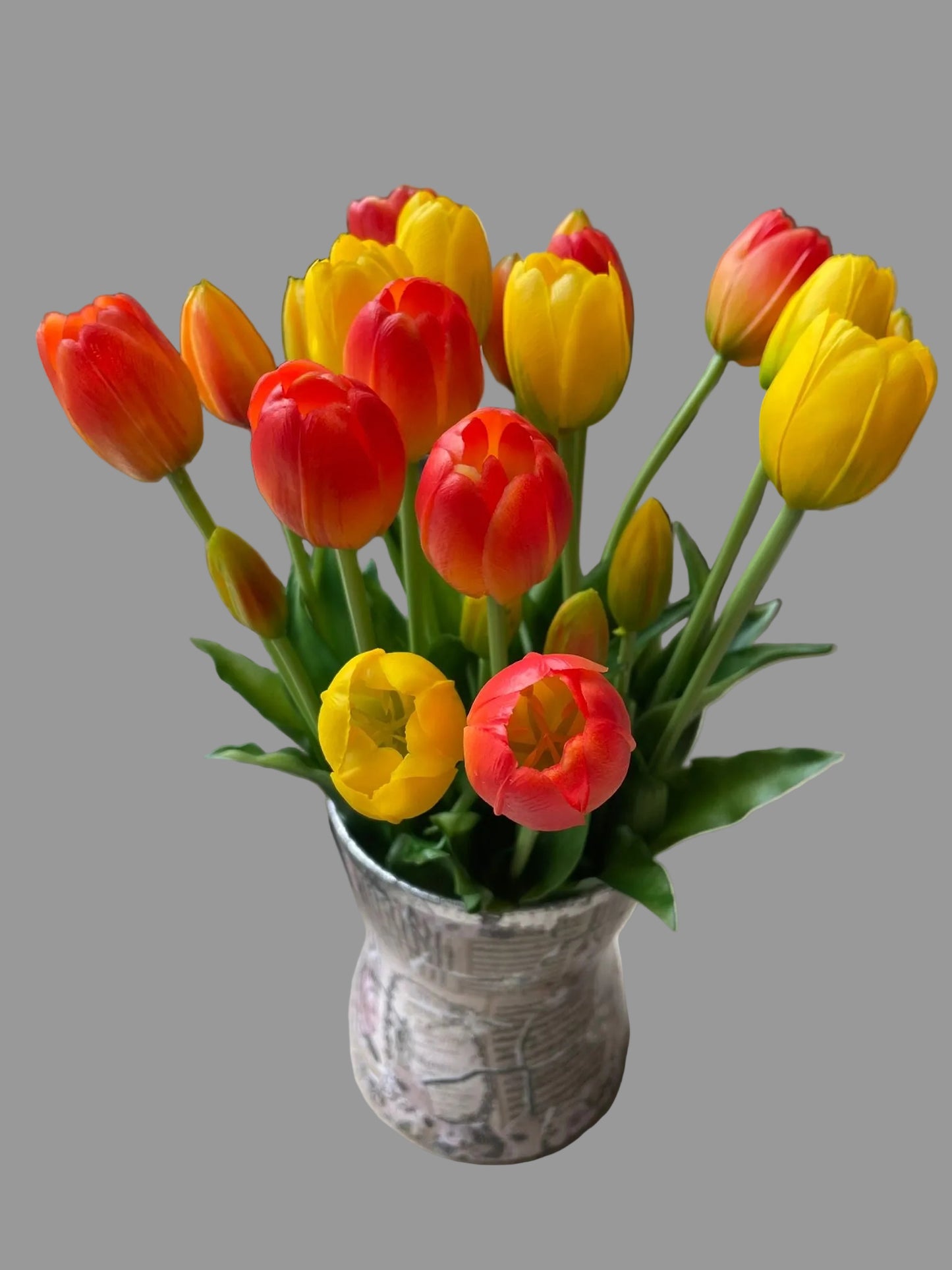 Gele kunst tulpen bij raam in vaas – real touch nep tulpen natuurlijk licht