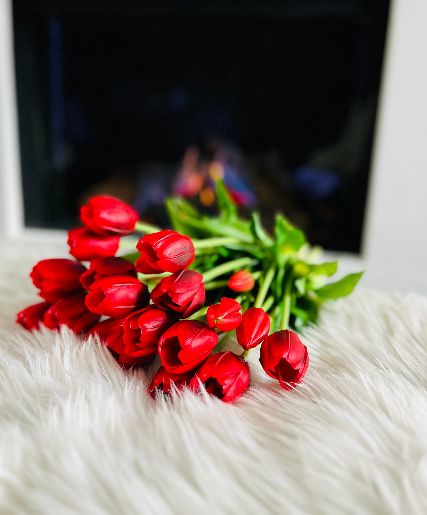 Liggend boeket rode kunst tulpen – realistische nep tulpen close-up