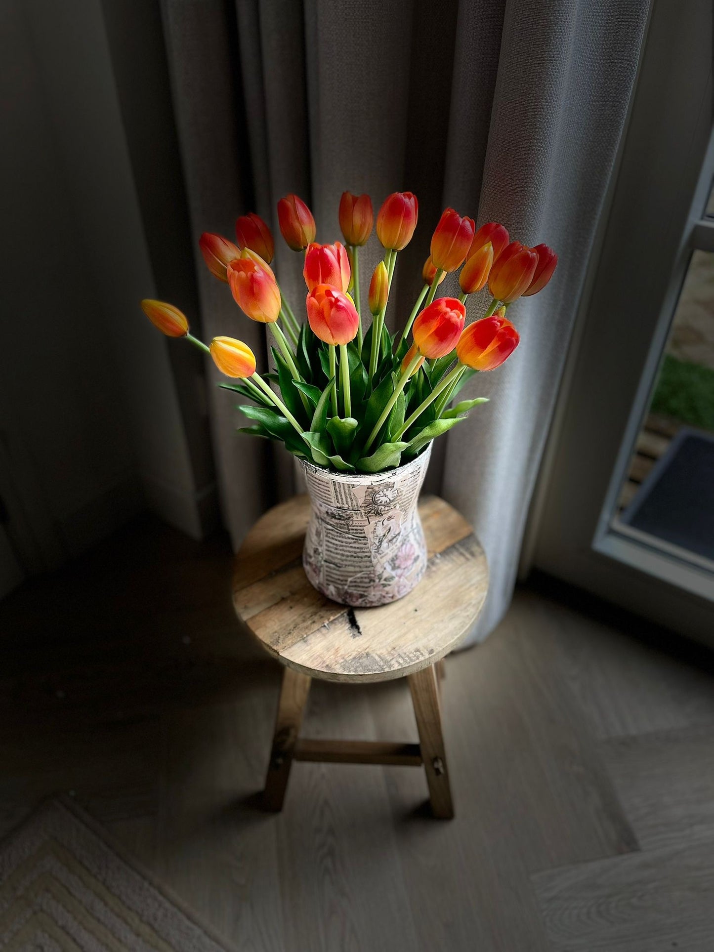 Oranje kunst tulpen in vaas bij weinig licht – sfeervolle nep tulpen