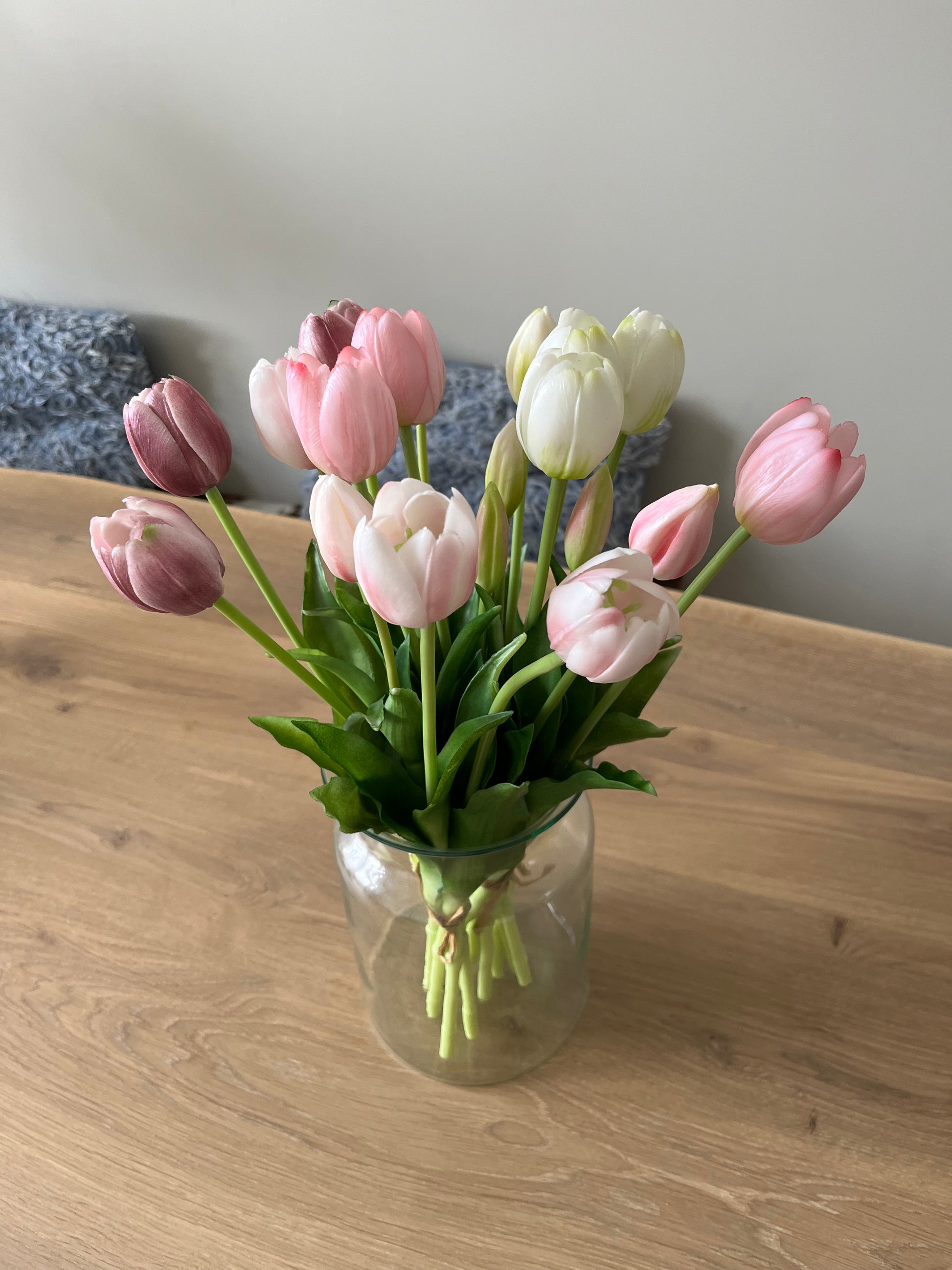 Paars wit kunst tulpen in glazen vaas – real touch kunstbloemen voor moderne interieur styling