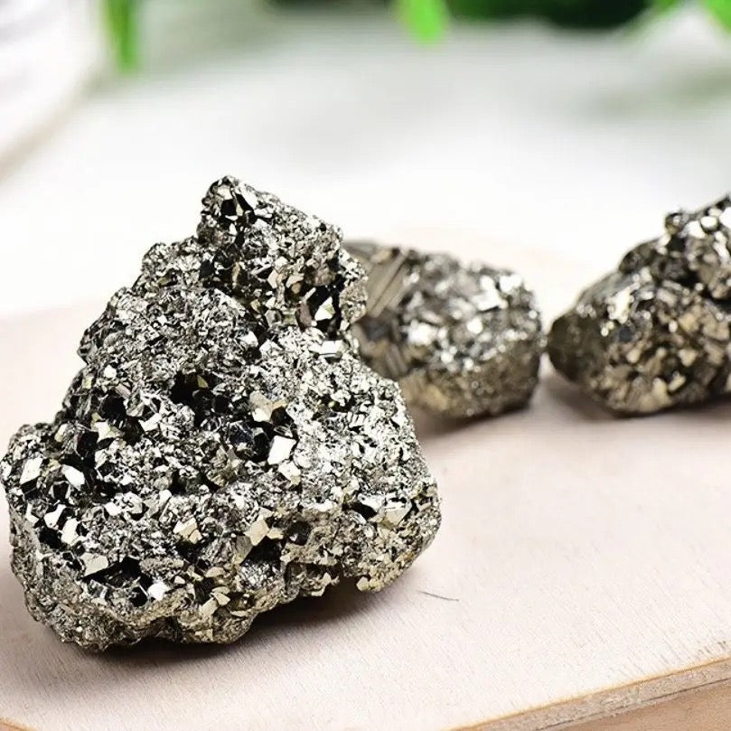 Pyriet kristal als geluksedelsteen voor motivatie, balans en positieve energie.