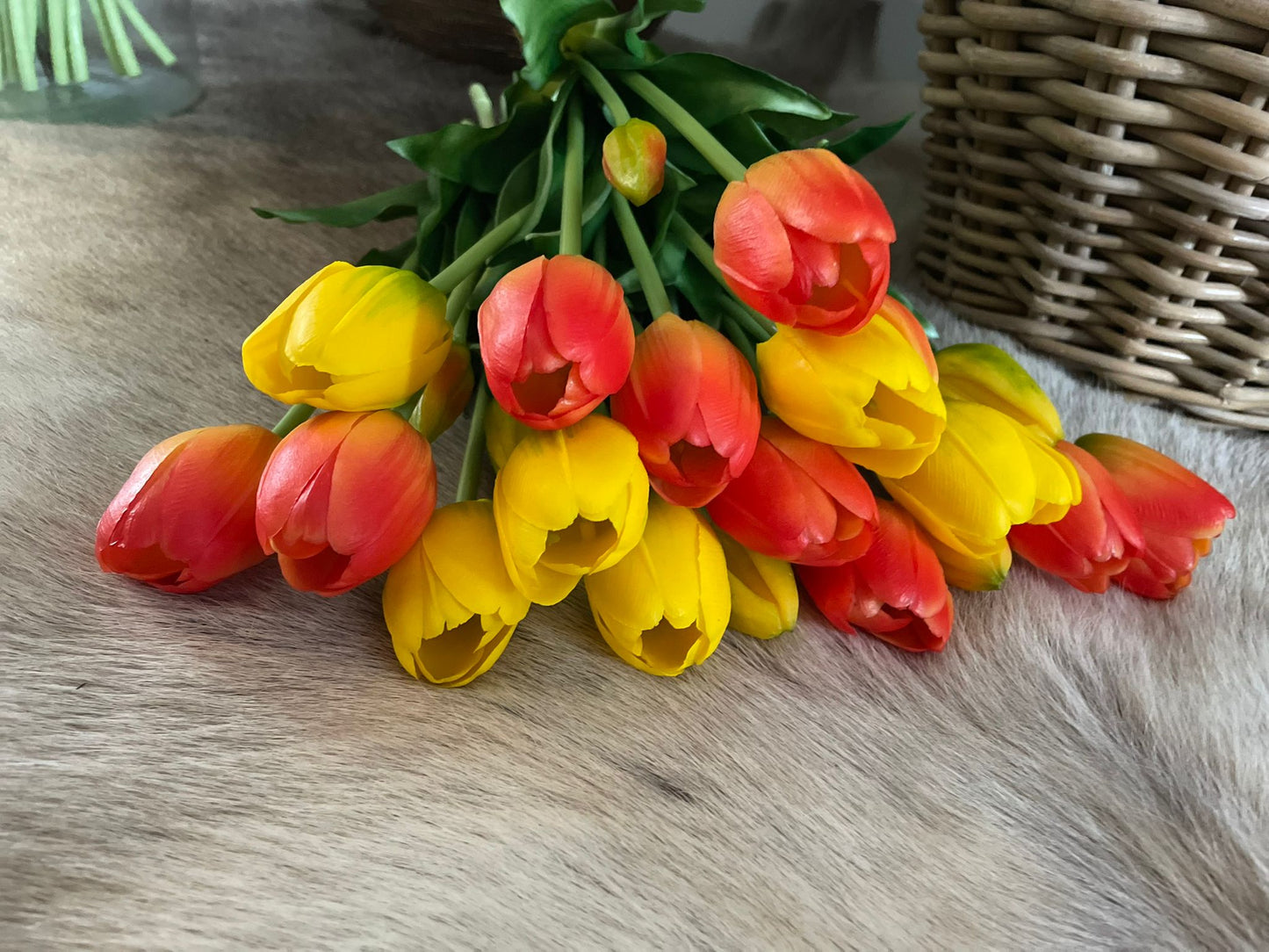Liggend boeket gele kunst tulpen – realistische nep tulpen close-up