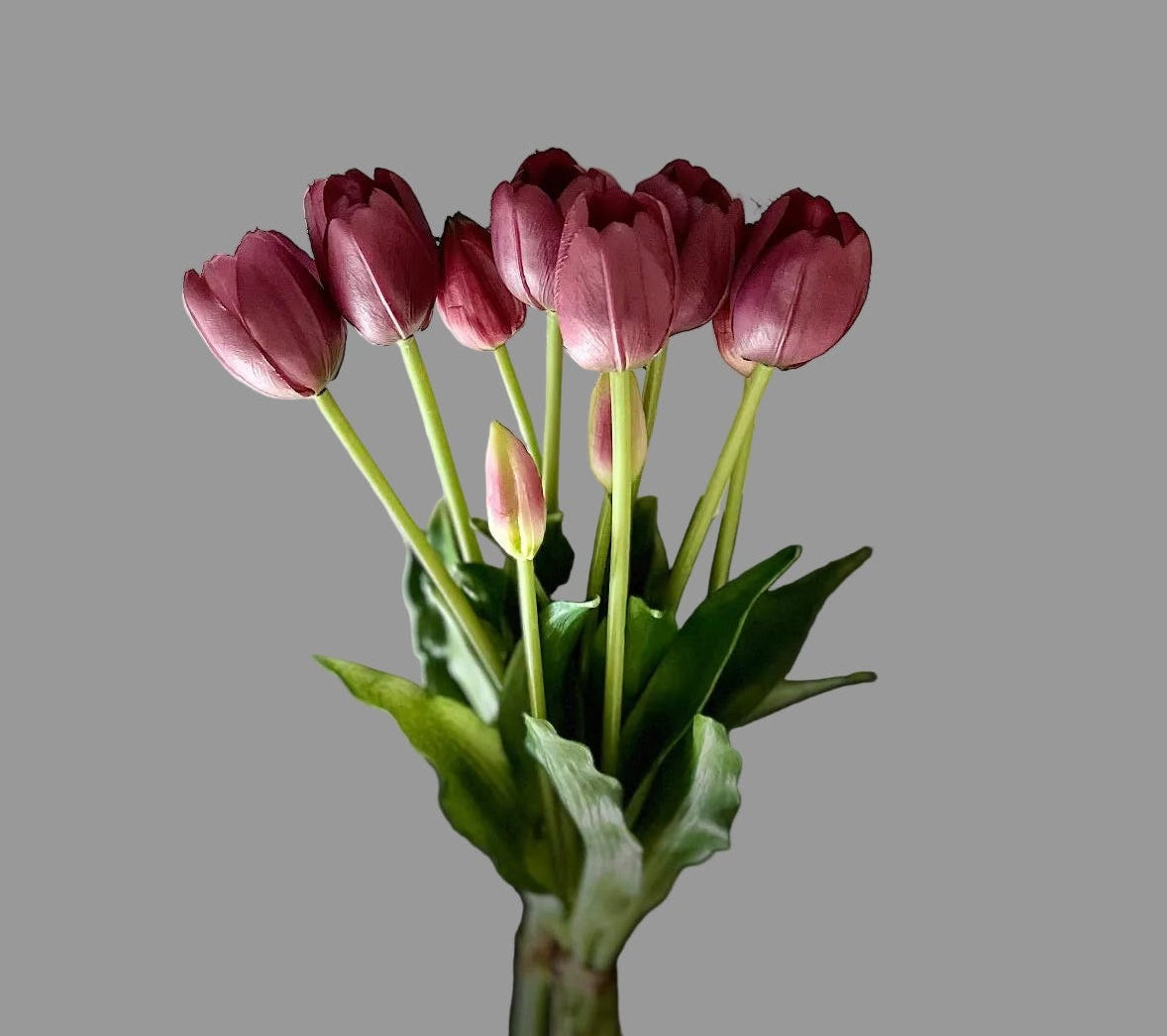 Close-up paarse kunst tulpen boeket – nep tulpen die echt lijken