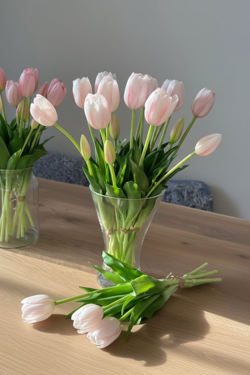 Roze wit kunst tulpen real touch in vaas – nep tulpen die echt lijken in zacht roze tinten voor interieur decoratie