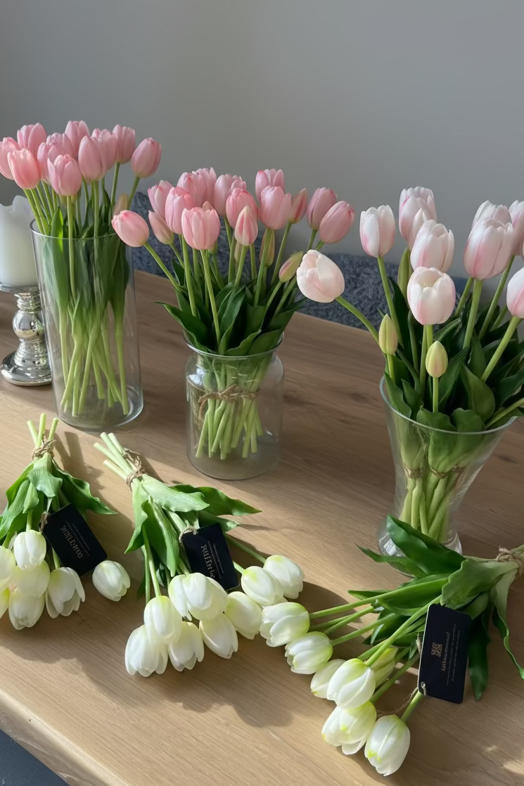 Meerdere boeketten roze wit kunst tulpen – real touch nep tulpen voor sfeervolle woondecoratie en styling -  kunstbloemen tulpen