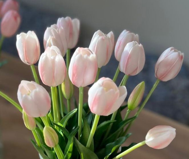 Close-up roze witte kunst tulpen real touch – levensechte nep tulpen met zachte kleurverloop