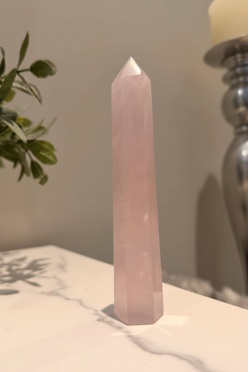 Rozenkwarts obelisk met 6 vlakken voor liefde, rust, harmonie en spirituele decoratie.