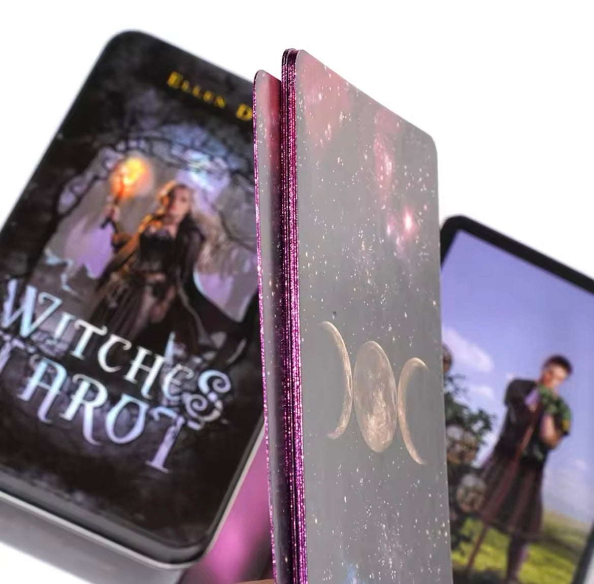 Close-up van Witches Tarot kaarten met magische illustraties voor tarot en spirituele readings.