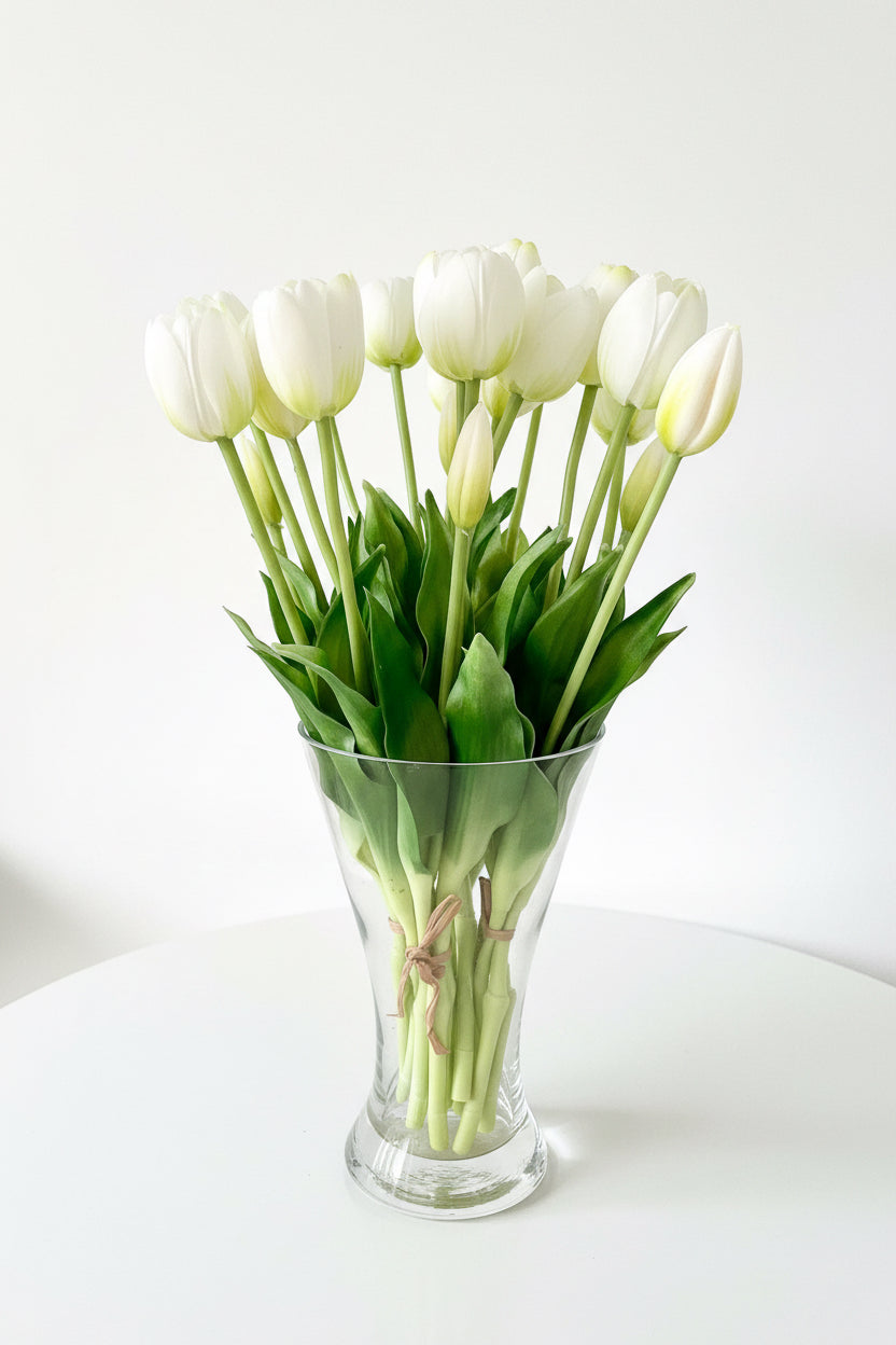 Witte kunst tulpen real touch in glazen vaas – nep tulpen die echt lijken voor stijlvolle interieur decoratie
