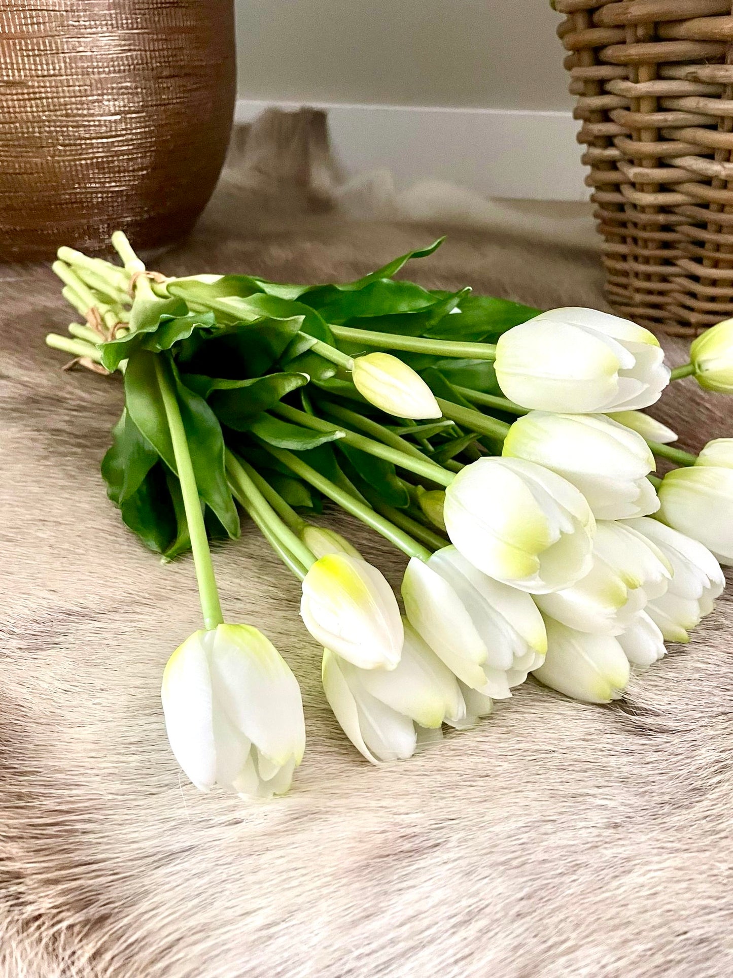 Meerdere witte kunst tulpen real touch – nep tulpen die echt lijken voor tijdloze decoratie -     minimalistisch interieur - rustige decoratie
- tijdloos design - scandinavische stijl