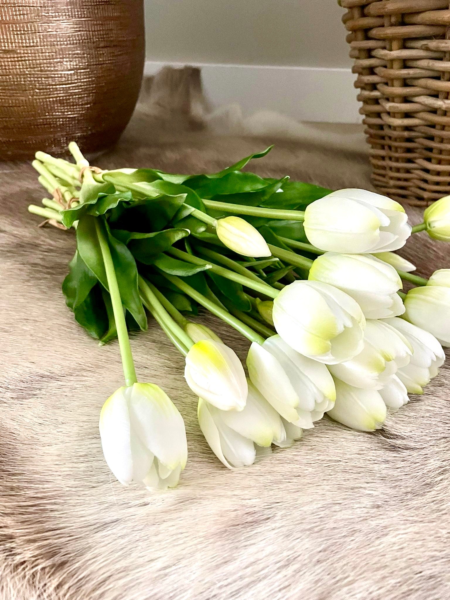 Meerdere witte kunst tulpen real touch – nep tulpen die echt lijken voor tijdloze decoratie -     minimalistisch interieur - rustige decoratie
- tijdloos design - scandinavische stijl